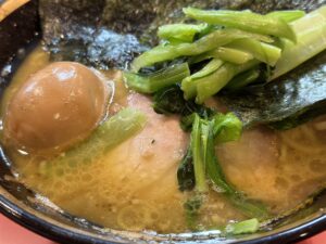 トッピングがたくさんの家系ラーメン